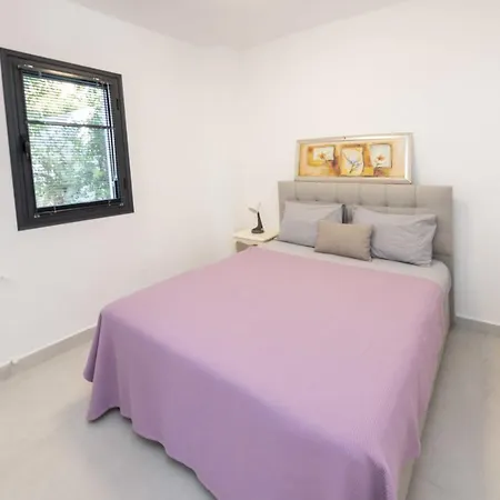 Daire Pleasant Flat With Garden In The Heart Of